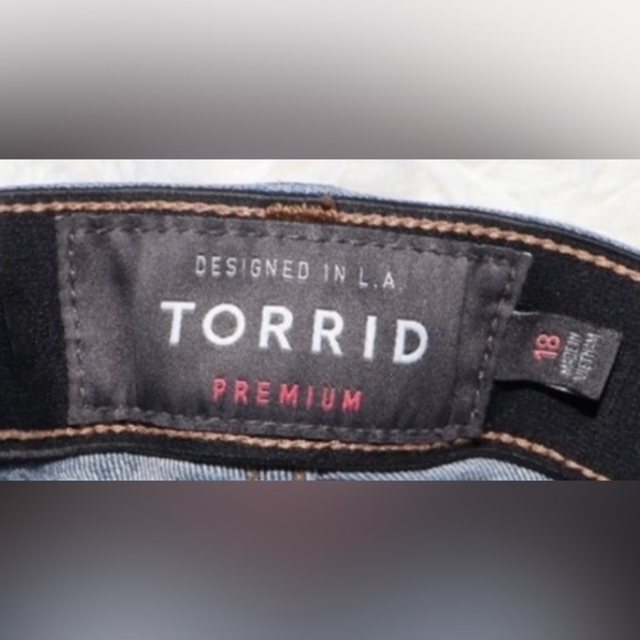 Torrid Sky High Skinny Crop Dark Wash Distressed Jeans Size 18 - Picture 3 of 4